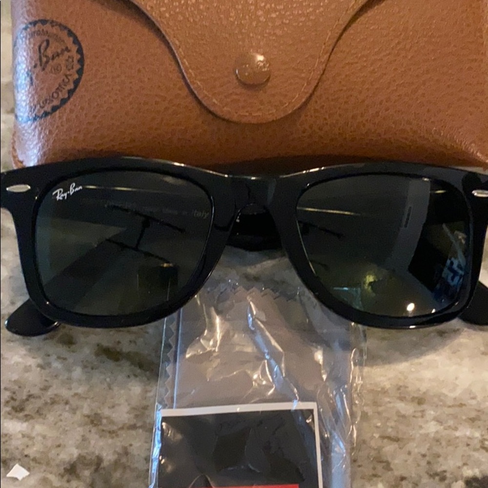 Ray-Ban Wayfarer Sunglasses Black RB2140
